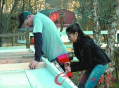 澳门太阳城网站：美国女孩建小木屋纪念亡父 一年半完成“壮举”